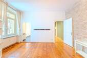 Zimmer mit freigelegter Backsteinmauer - Etagenwohnung mit 44,00 m&sup2; in Berlin zum Kaufen