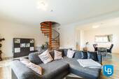 ... mit Wendeltreppe ins DG/ zu einem weiteren Zimmer - 6 Zimmer Mehrfamilienhaus, Wohnhaus zum Kaufen in Hutzfeld