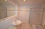 Bad mit Wanne u. Dusche - 