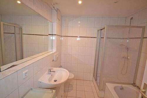 Bad mit Wanne u. Dusche - 