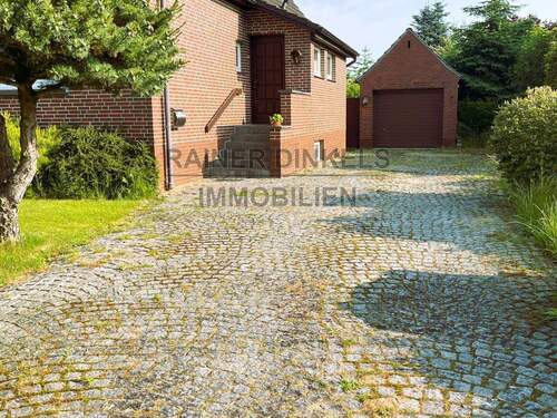 Gepflasterter Hof, Garage - 6 Zimmer Einfamilienhaus in Bönningstedt
