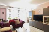 Wohnzimmer - Gemütliche 3,5-Zimmer-Erdgeschosswohnung mit Balkon, Gäste-WC & Einbauküche in ruhiger Lage
