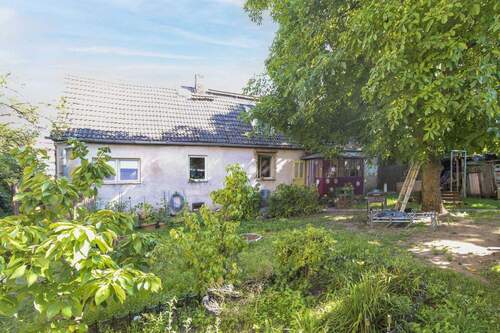 Hof - Handwerker aufgepasst: Sanierungsbedürftiges EFH mit Garten und Garage in grüner Lage