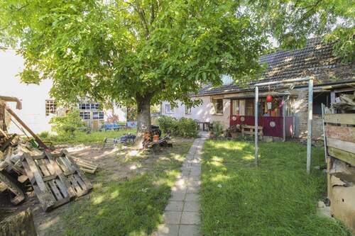 Hof - 4 Zimmer Einfamilienhaus zum Kaufen in Staßfurt