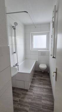 Bad mit Fenster + Wanne - Etagenwohnung mit 55,00 m&sup2; in Bonn zur Miete