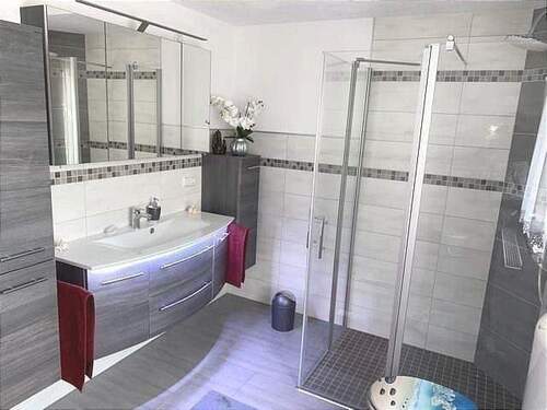 Bad mit ebenerdiger Dusche - 