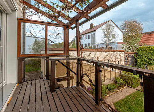 Terrasse mit Blick in den Garten - 