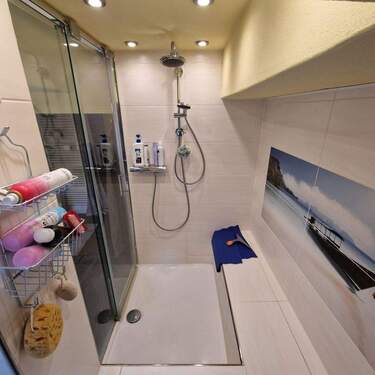 große Dusche mit Sitzfläche - 