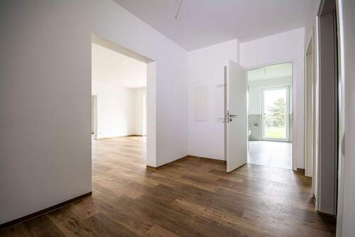 offene Diele mit ausreichend Platz für die Garderobe - 