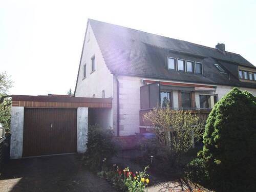 Hausansicht - Gemütliche 3-Zi.-DG-Wohnung in Fürth - Stadeln Wohnung mieten