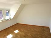 Wohnzimmer mit Parkettboden - 3 Zimmer Etagenwohnung zur Miete in Fürth - Stadeln