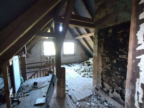 Dachgeschoss mit Treppenaufgang - 