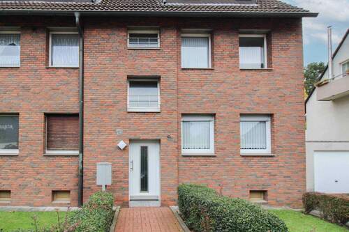 Haus außen - Erdgeschosswohnung mit Balkon, Garage & Potenzial
