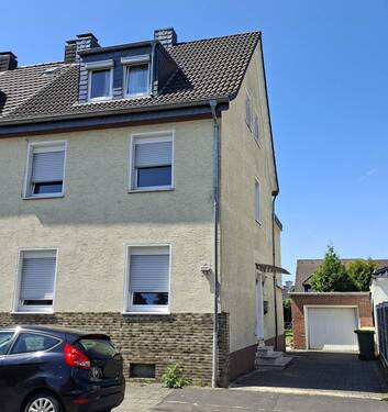Strassenansicht - Renovierungsbedürftige Doppelhaushälfte