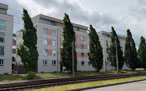 Hausansichten der Straße - Ein Schmuckstück zum Verlieben: Edle Eigentumswohnung bei der Messe – sofort frei