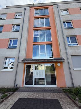 Hausansicht mit Eingang - 2 Zimmer Etagenwohnung in Rheinstetten