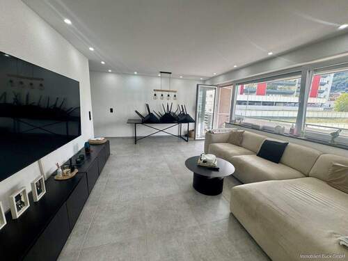 Wohnbereich - Moderne, kernsanierte Stadtwohnung mit Balkon in zentraler Wohnlage