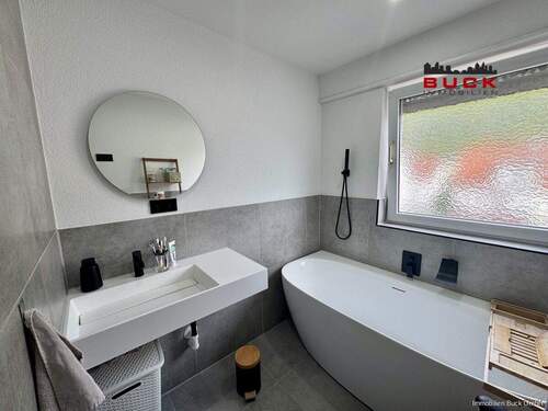Badezimmer - Badewanne - Etagenwohnung mit 90,90 m² in Geislingen an der Steige zum Kaufen