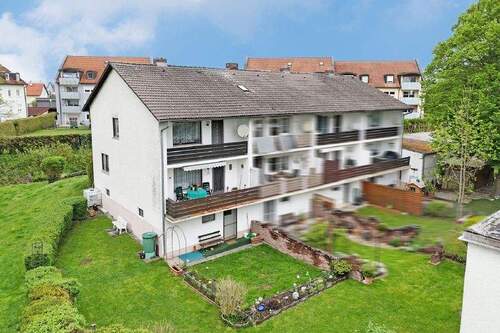 01_Aussenansicht - Charmantes Reihenendhaus in ruhiger Lage - Ihr neues Zuhause mit Garten und Garage in Osterhofen!