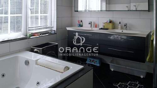 Bad mit Doppelwaschbecken und bodengleiche Dusche - 1 Zimmer Mehrfamilienhaus, Wohnhaus zum Kaufen in Tensfeld