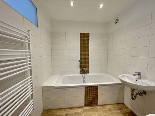 Badezimmer mit Wanne - 