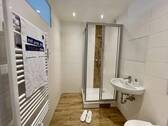 Badezimmer mit Dusche - 