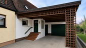 Vorderseite Carport u. Garage - Feucht: Ruhige kleine sanierungsbedürftige DHH mit 100m² Wfl. u. 342m² Grund