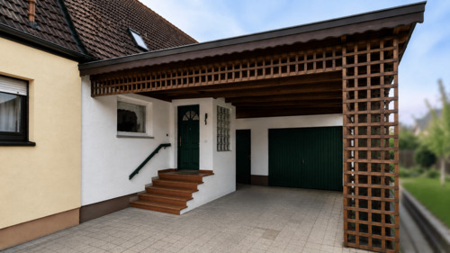 Vorderseite Carport u. Garage - Feucht: Ruhige kleine sanierungsbedürftige DHH mit 100m² Wfl. u. 342m² Grund