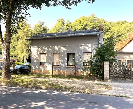 Ansicht von der Straße - Einfamilienhaus mit idyllischem Garten wartet auf Ihr handwerkliches Geschick