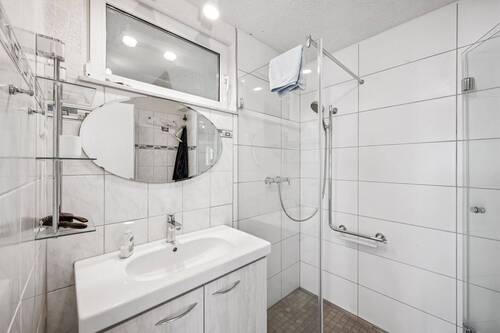 Modernisiertes Badezimmer im Erdgeschoss - 