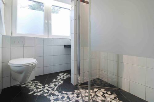 Badezimmer 1. Obergeschoss - 7 Zimmer Mehrfamilienhaus, Wohnhaus zum Kaufen in Fürth