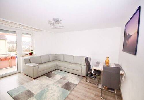 Wohnzimmer mit Südausrichtung - 2 Zimmer Etagenwohnung zum Kaufen in München