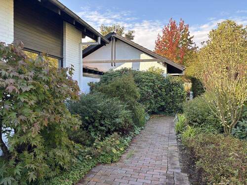 Weg zu beiden Hauseingängen - 8 Zimmer Einfamilienhaus in Bad Oeynhausen