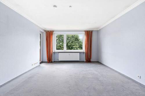 Wohnzimmer mit Balkonzugang - 