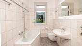 Tageslichtbad mit Badewanne - 