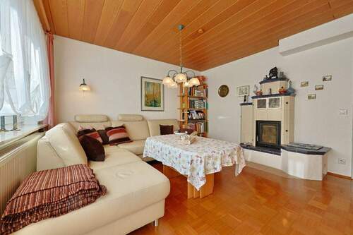 Wohnzimmer mit Balkon Wohnung OG - 