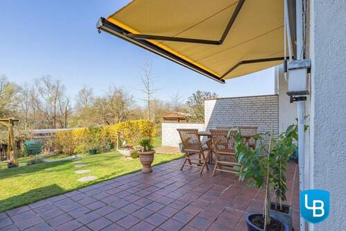 Markise und Steinterrasse für gesellige Stunden - 