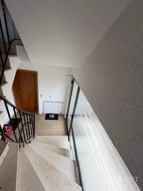 Treppenhaus/Eingang - 9 Zimmer Mehrfamilienhaus, Wohnhaus in Viernheim