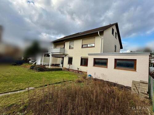 Hausansicht mit Garage - 