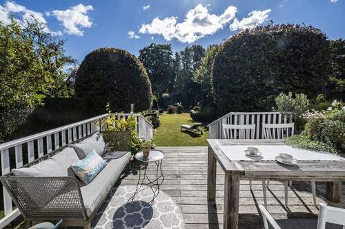große Terrasse mit Blick in den Südgarten - 