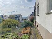 Vorgarten mit Blick in die Ebene - 