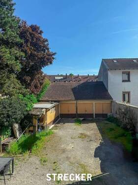 Ansicht Garagen - 9 Zimmer Mehrfamilienhaus, Wohnhaus in Ettlingen