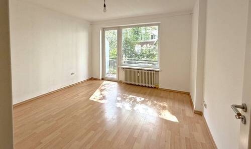 Zimmer mit Zugang zum Balkon - 2 Zimmer Etagenwohnung in Hamburg