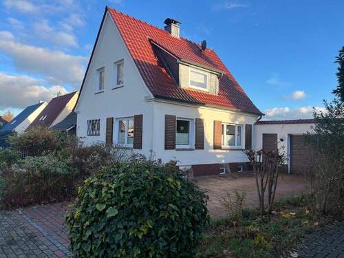 Hausansicht Einfahrt (7) - 4 Zimmer Einfamilienhaus zum Kaufen in Varel