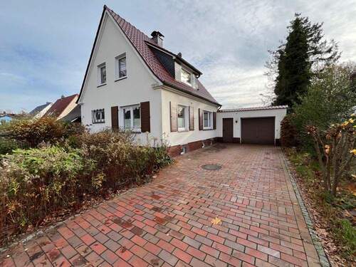 Hausansicht Einfahrt (4) - Einfamilienhaus mit 128,00 m² in Varel zum Kaufen