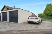 Garage und Stellplatz - 