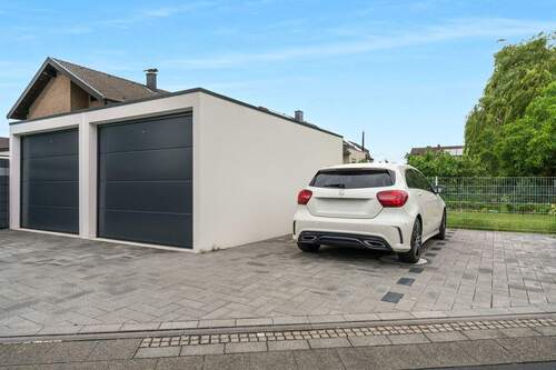 Garage und Stellplatz - 