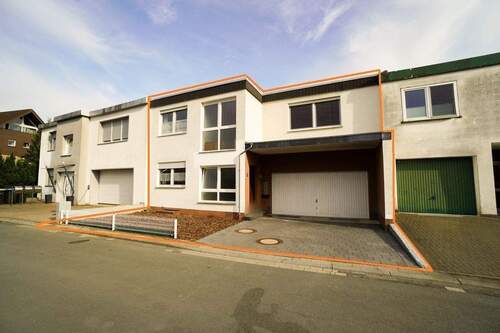 Front - Zweifamilienhaus mit Doppelgarage, beide Wohneinheiten leerstehend, sofort zur Verfügung