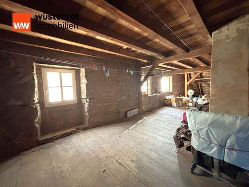 Zweistöckiger unausgebauter Dachboden mit ca. 350 m² - 