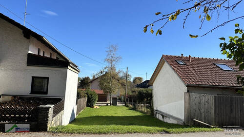 Straßenseite - Westseite - Angebot in Tutzing! Baugrundstück ohne Altbestand, für eine Doppelhaushälfte mit Garage.